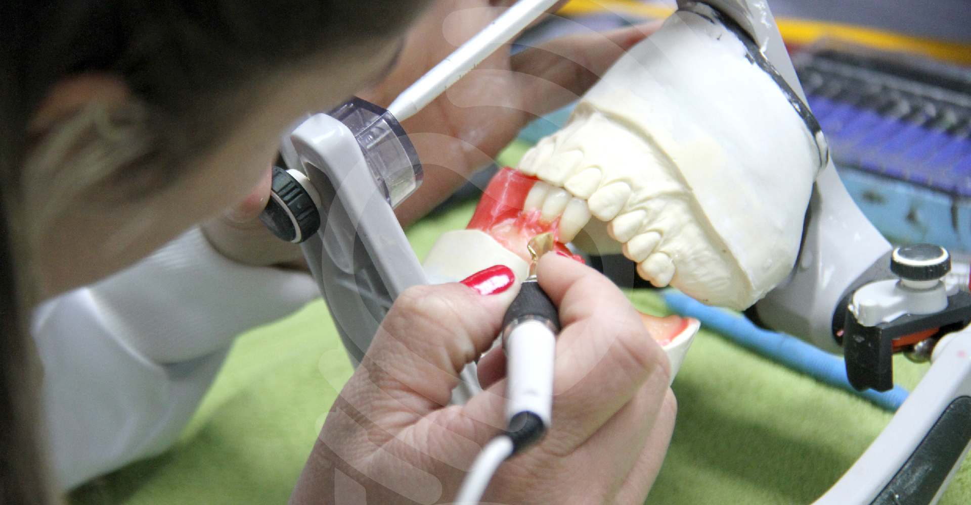 5 passos para se tornar um técnico em prótese odontológica de destaque